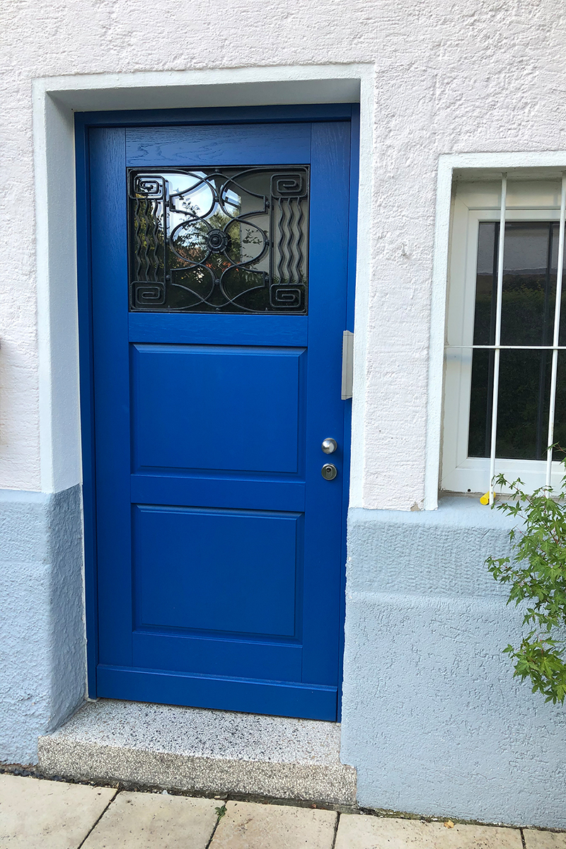 Haustüre, blau, lackiert